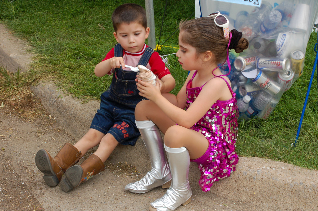 Children sharing ice cream